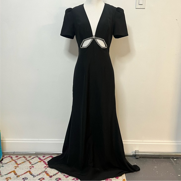 Sophisticated Black Evening Dress - Picture 1 of 4